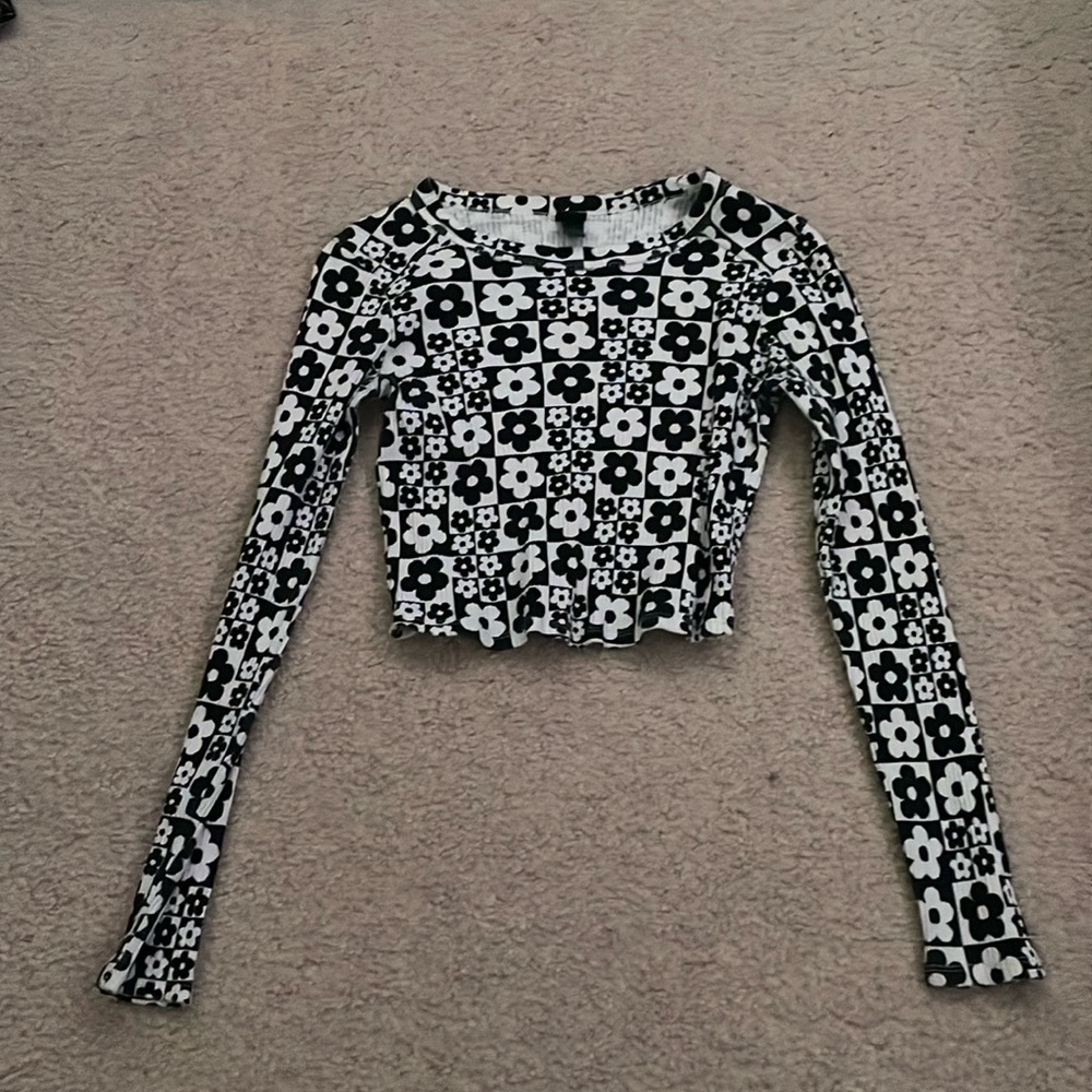 Size S Wild Fable cropped long sleeve checkerboard flower top